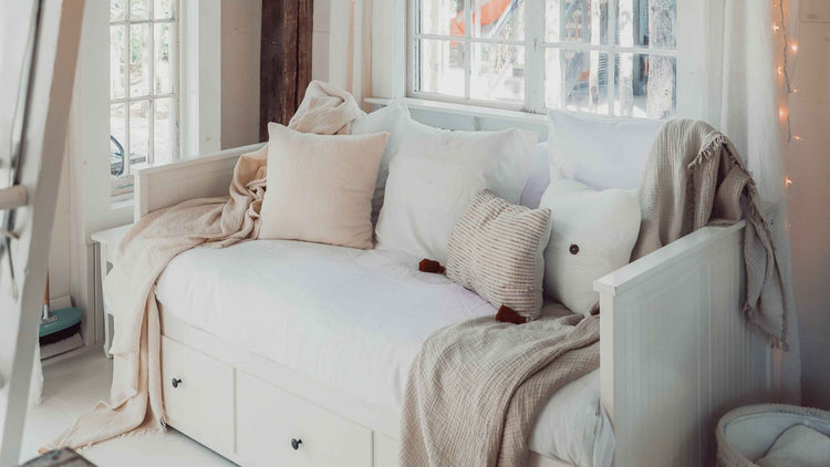 Pillows, Blankets & Throws