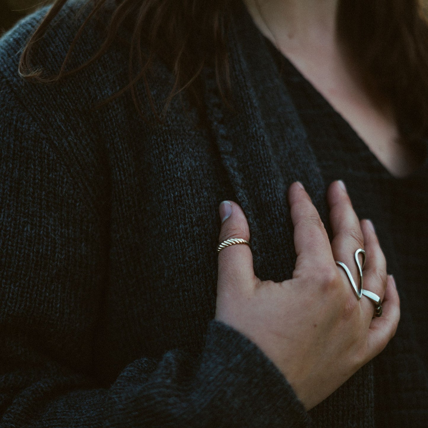 POKOLOKO Alice Sweater #color_charcoal