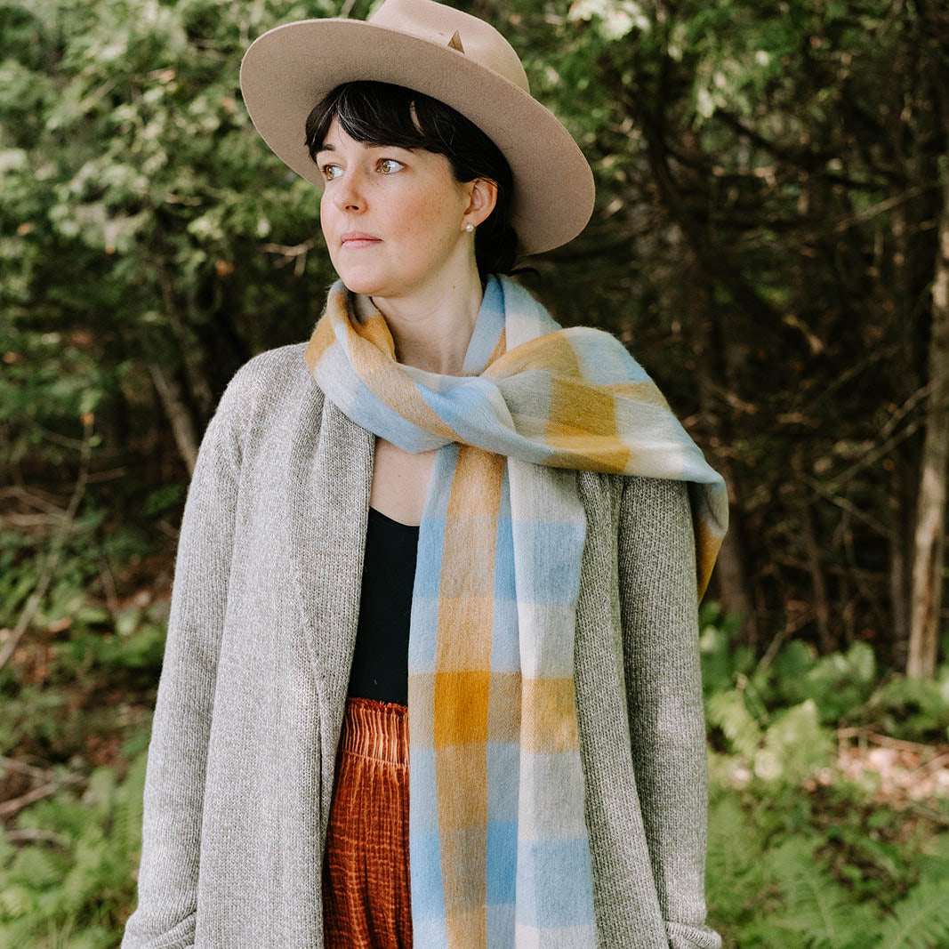 POKOLOKO Alpaca Seamless Check Scarf #color_gold-blue-check