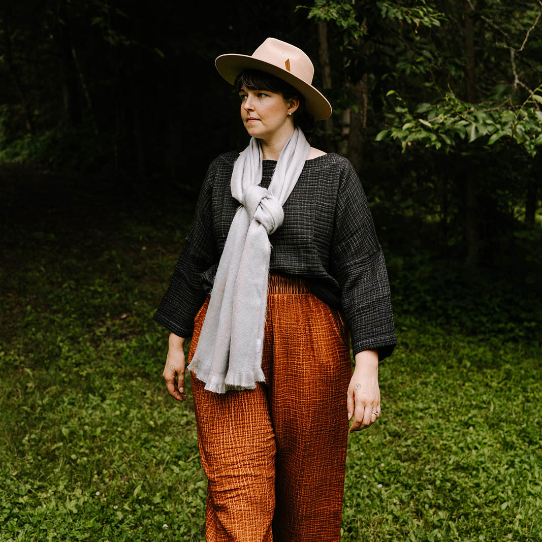 POKOLOKO Alpaca Seamless Fine Lines Scarf #color_grey-fine-lines