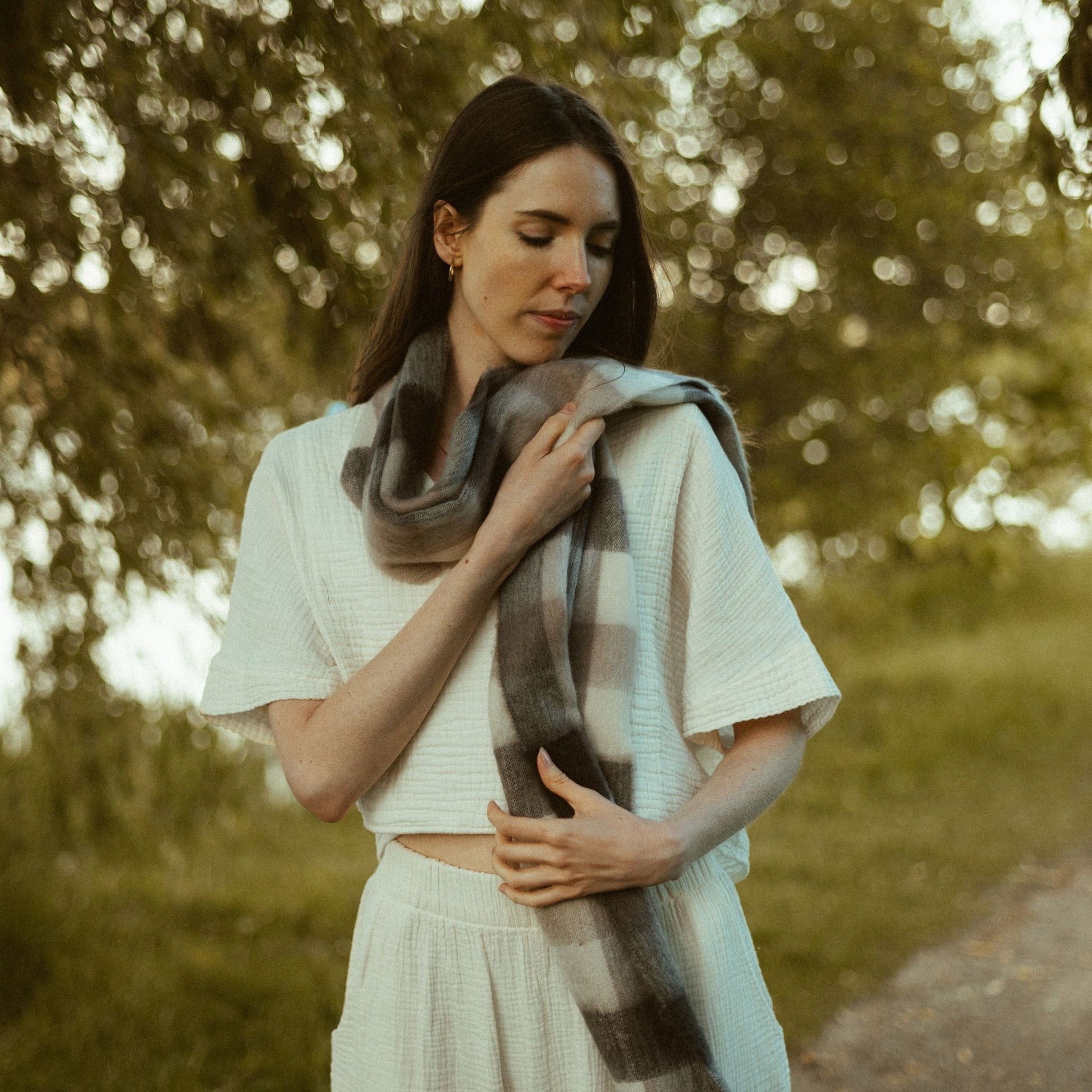 POKOLOKO Alpaca Seamless Check Scarf #color_walnut-check