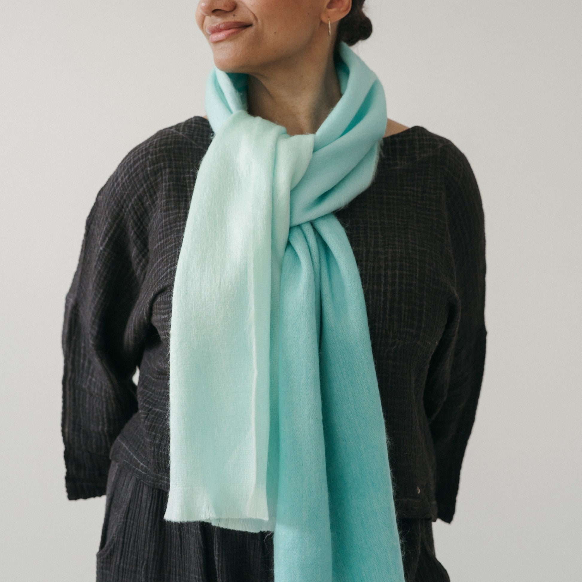 POKOLOKO Alpaca Seamless Ombre Scarf #color_cyan