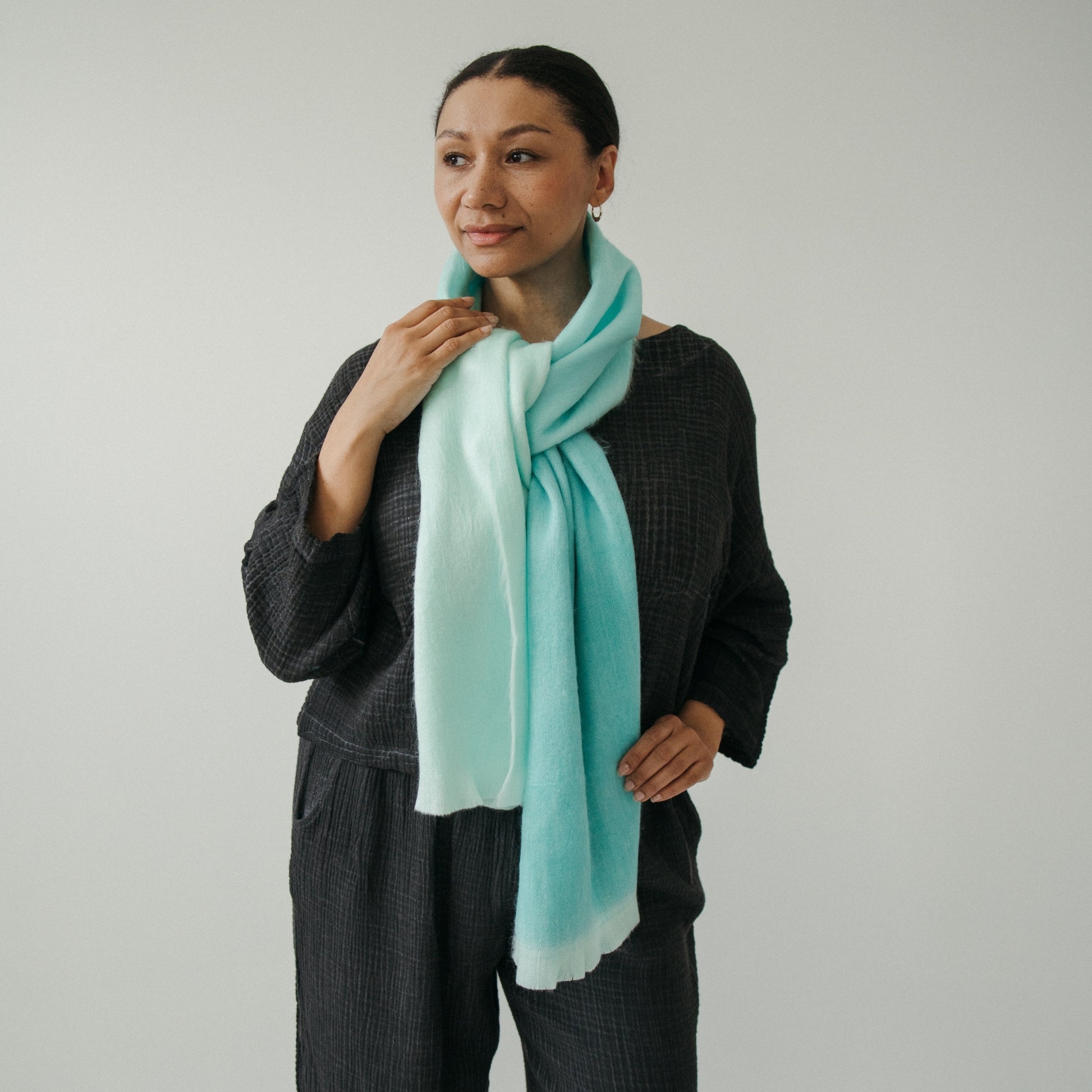 POKOLOKO Alpaca Seamless Ombre Scarf #color_cyan