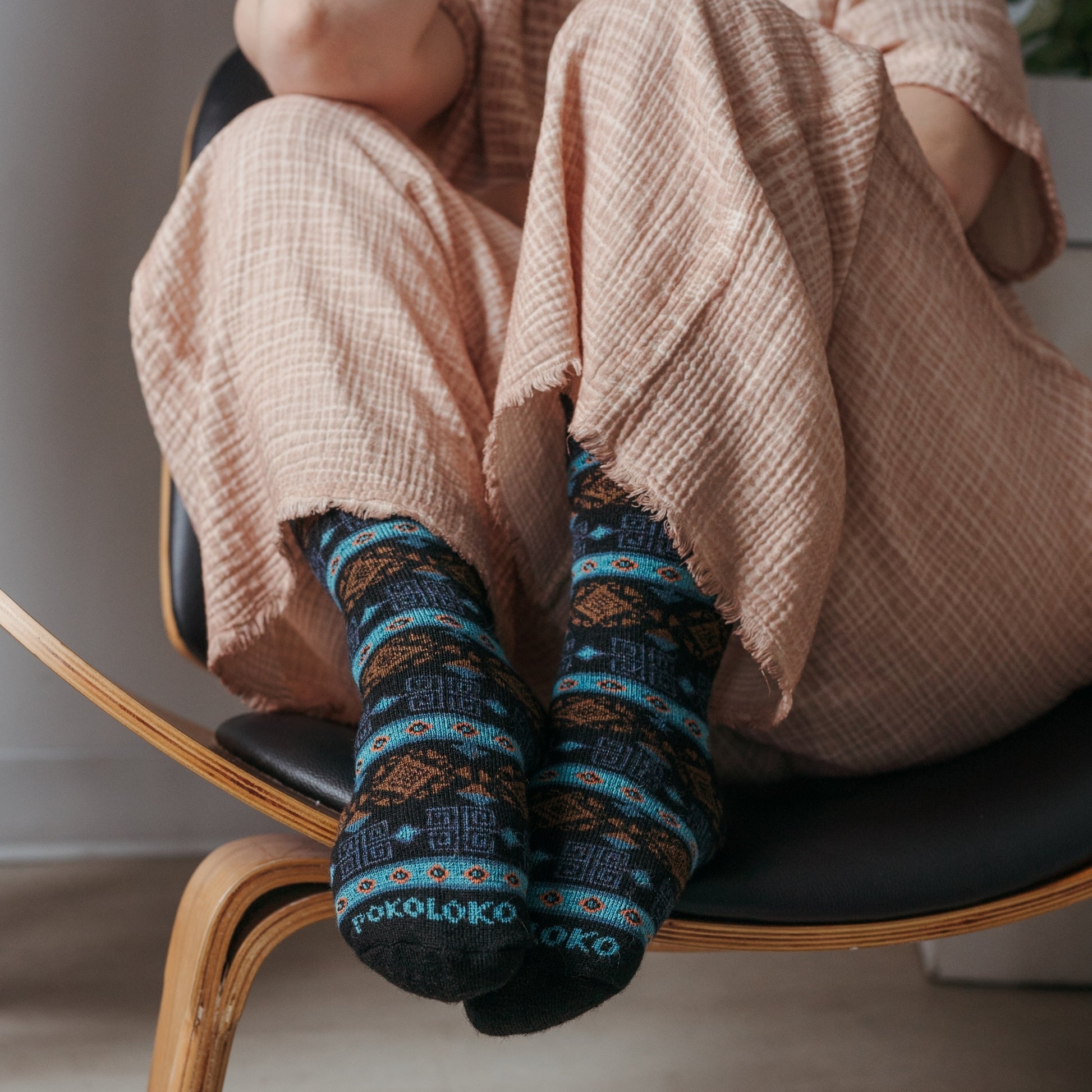 POKOLOKO Thick Print Alpaca Socks #color_aqua-spiral