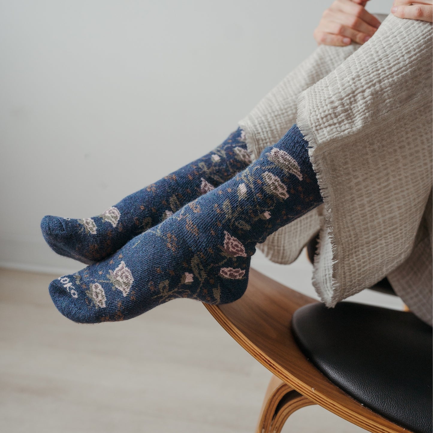 POKOLOKO Thick Print Alpaca Socks #color_blue-rose