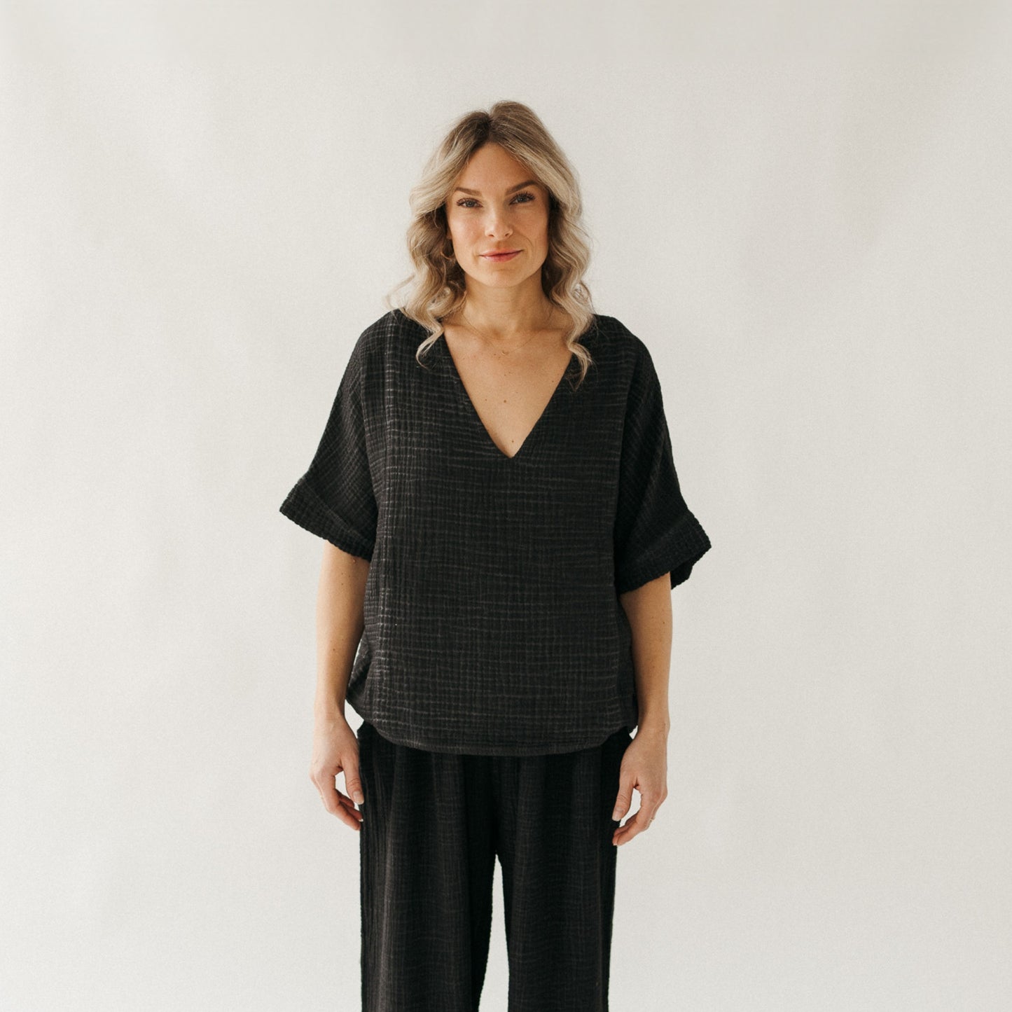POKOLOKO Crinkle V Neck Top #color_crinkle-black