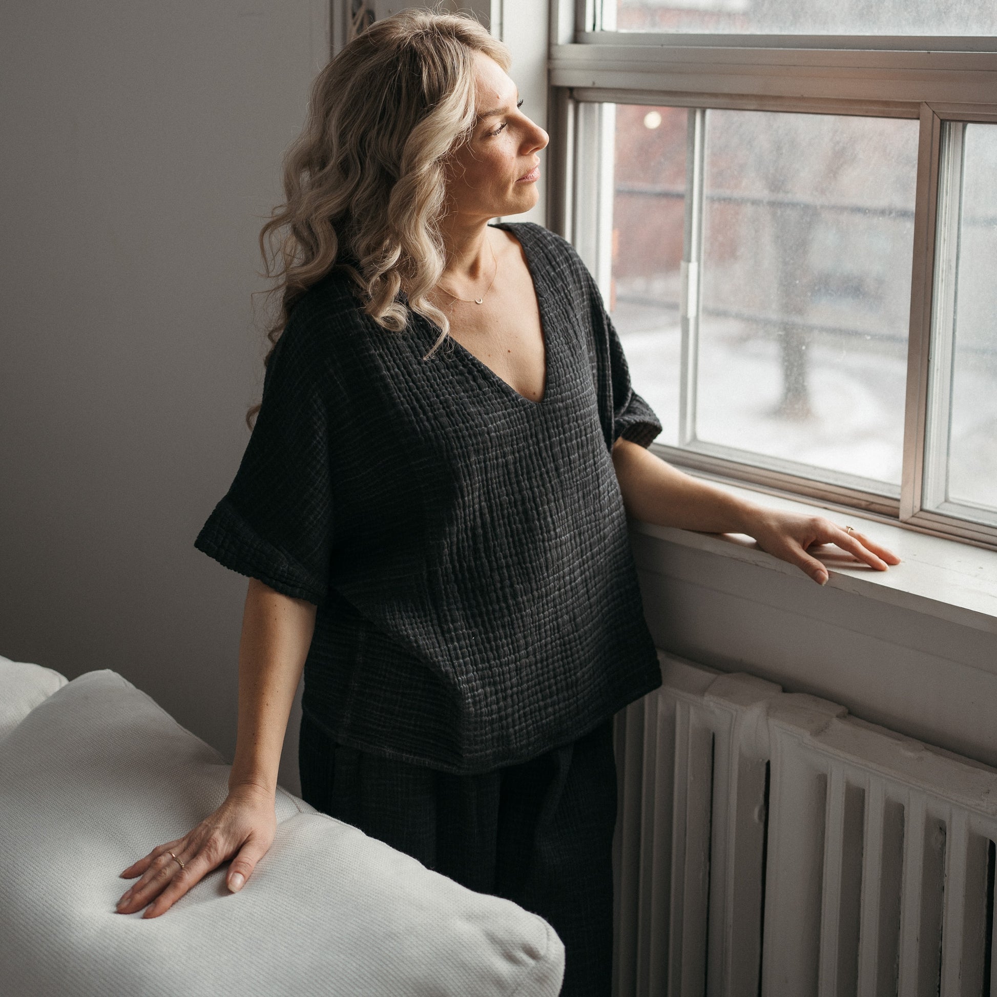 POKOLOKO Crinkle V Neck Top #color_crinkle-black