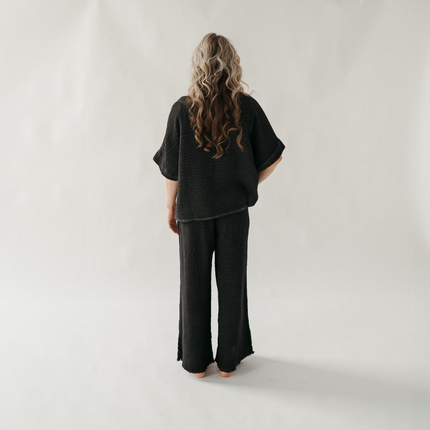 POKOLOKO Crinkle V Neck Top #color_crinkle-black