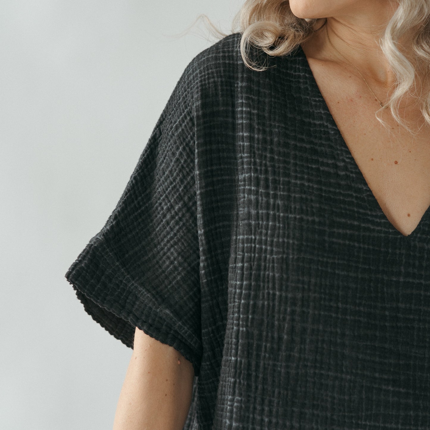 POKOLOKO Crinkle V Neck Top #color_crinkle-black