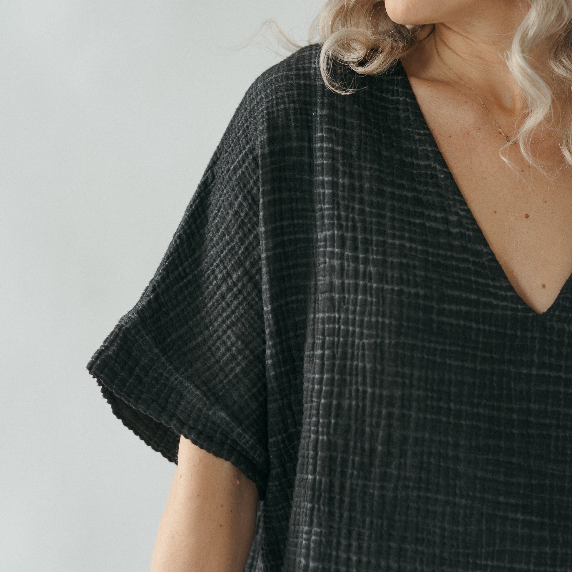 POKOLOKO Crinkle V Neck Top #color_crinkle-black