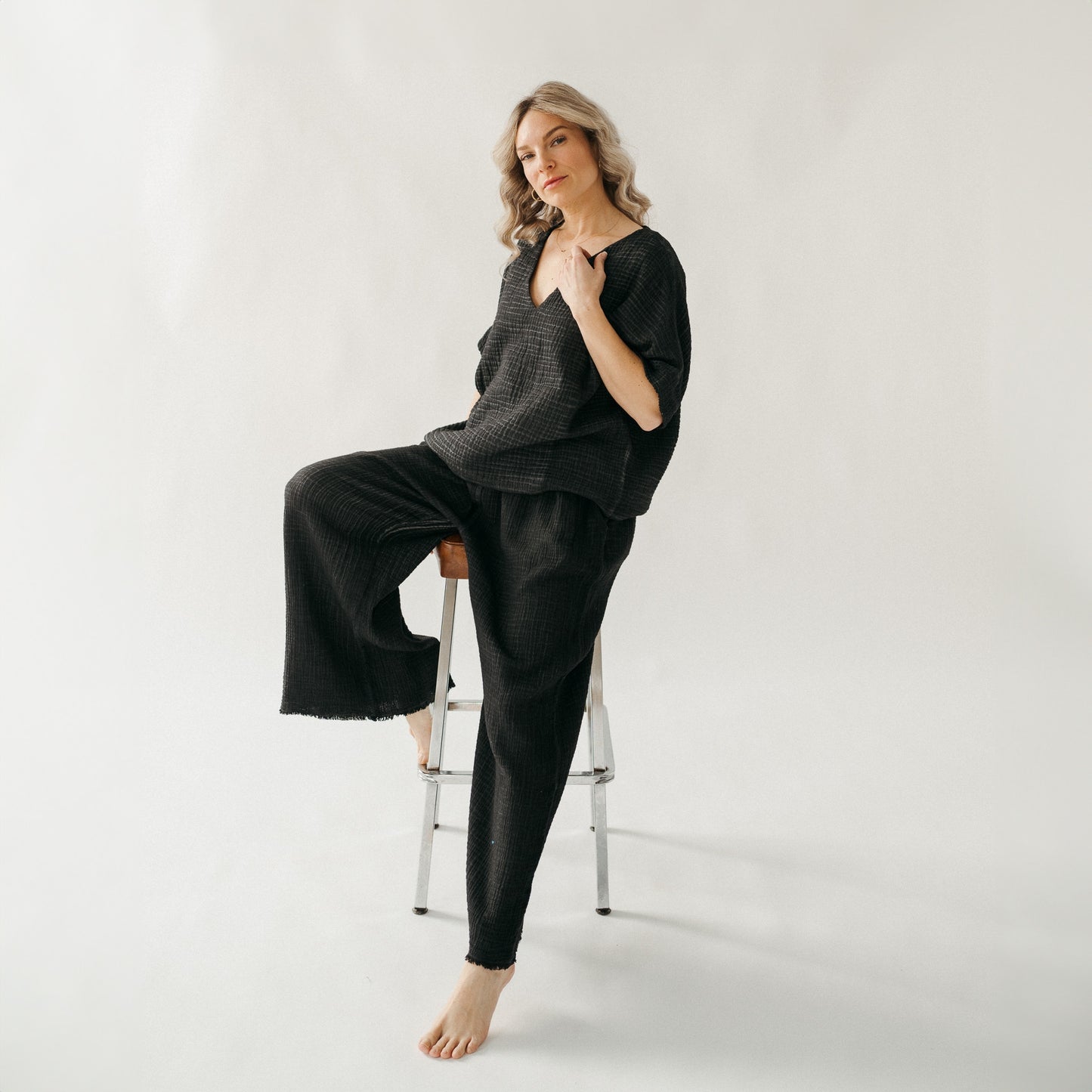 POKOLOKO Crinkle V Neck Top #color_crinkle-black