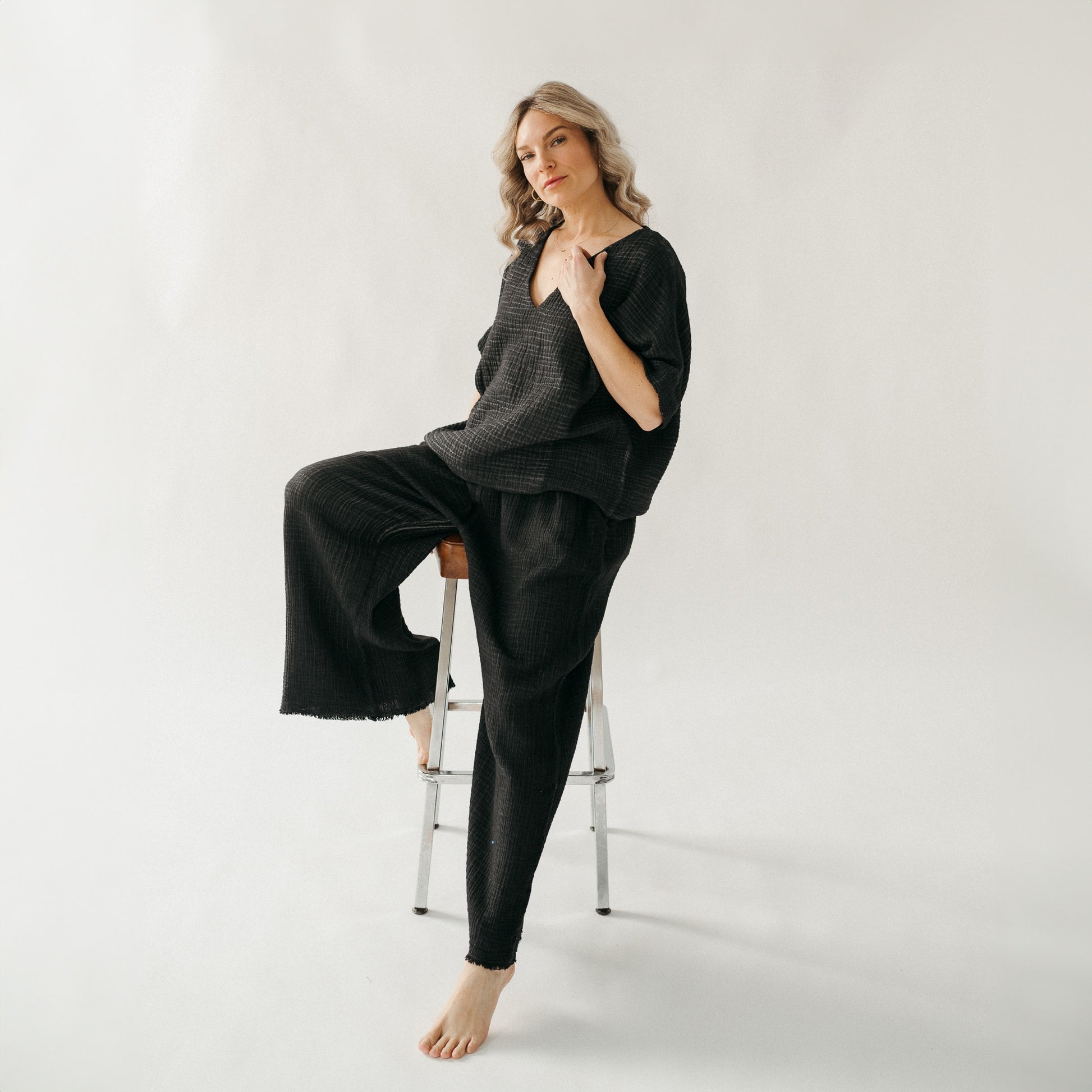 POKOLOKO Crinkle V Neck Top #color_crinkle-black