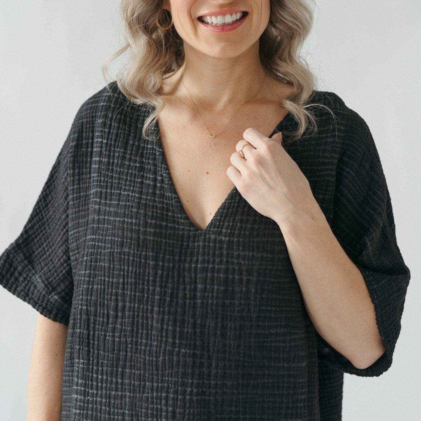 POKOLOKO Crinkle V Neck Top #color_crinkle-black