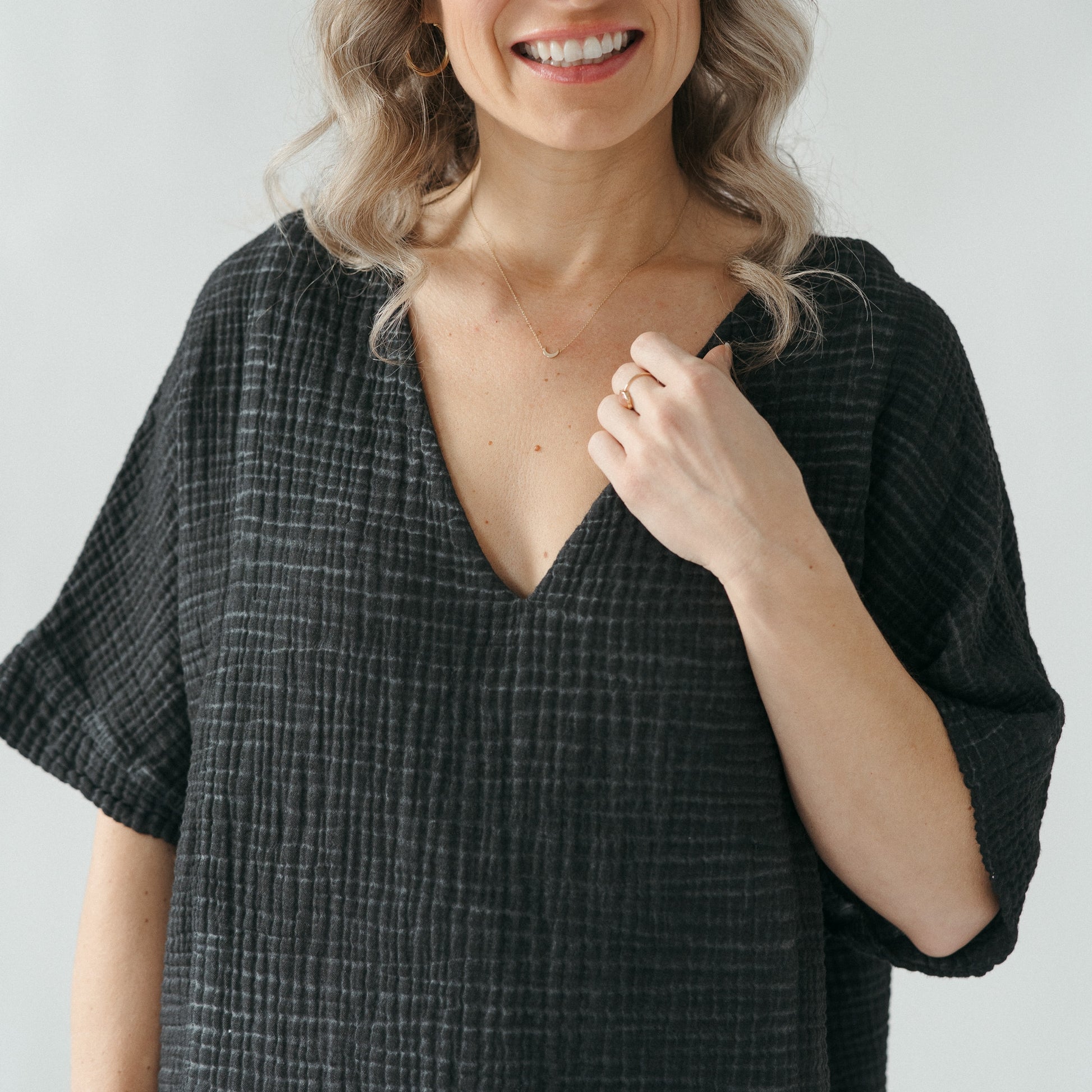 POKOLOKO Crinkle V Neck Top #color_crinkle-black