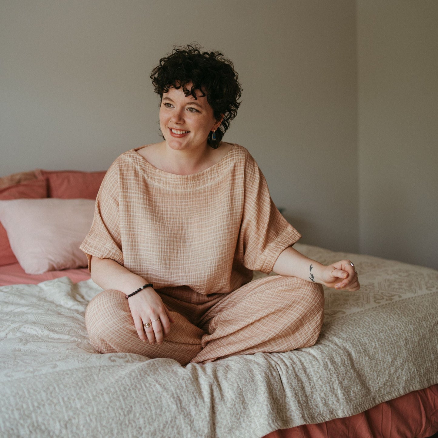 Analyzing image IKI-TP4 2048 × 2048px POKOLOKO Crinkle Palazzo Pants #color_crinkle-beige