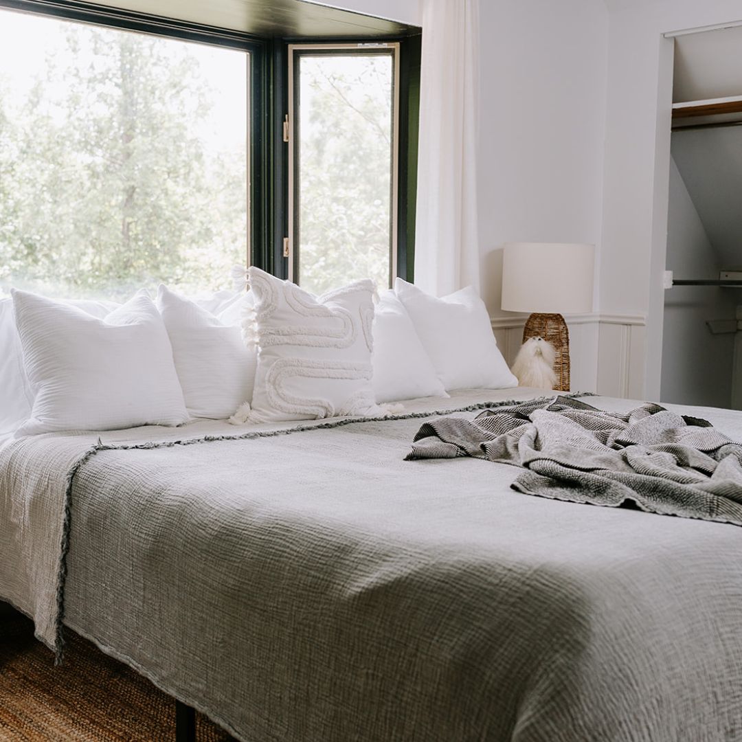 POKOLOKO Crinkle Bed Covers #color_charcoal-grey-crinkle