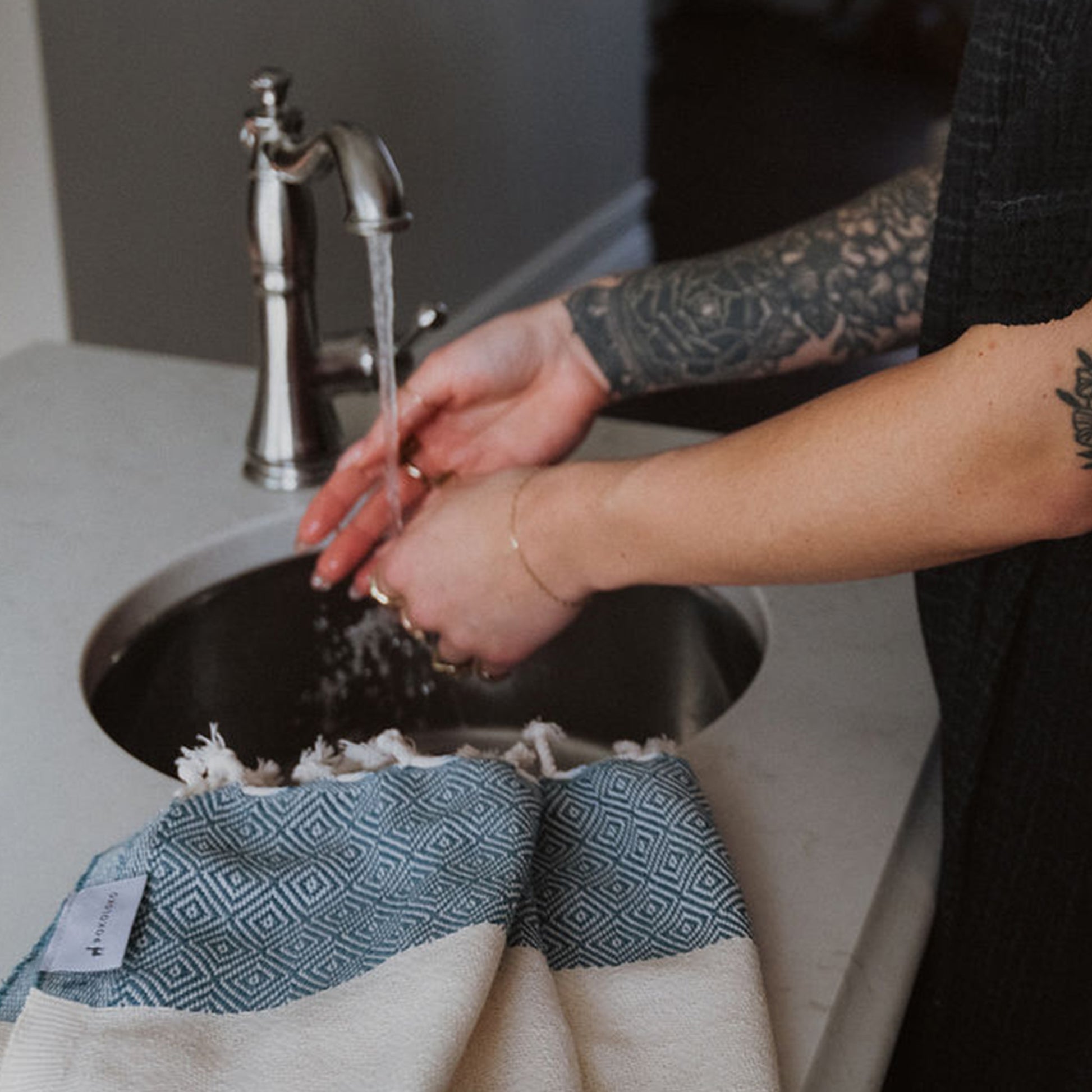 POKOLOKO Diamond Hand Towel #color_prussian