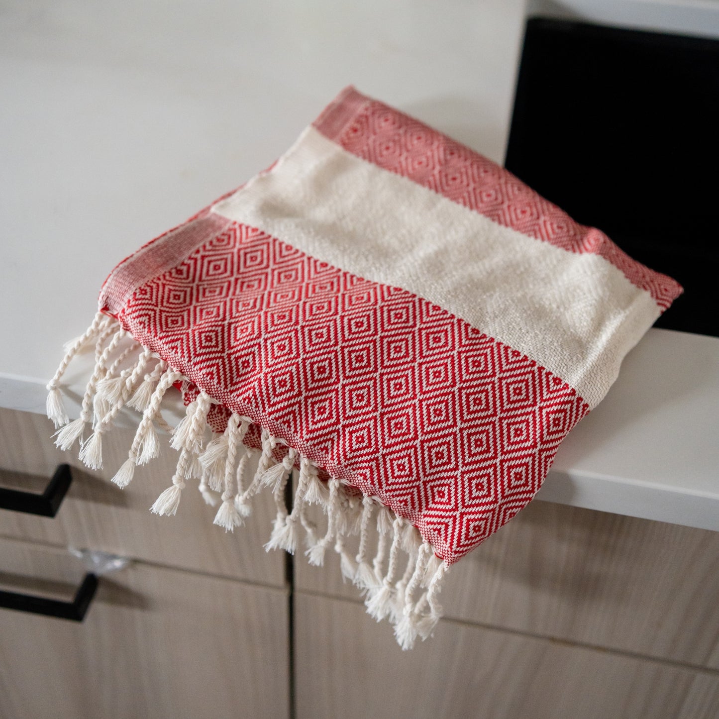 POKOLOKO Diamond Hand Towel #color_red-diamond