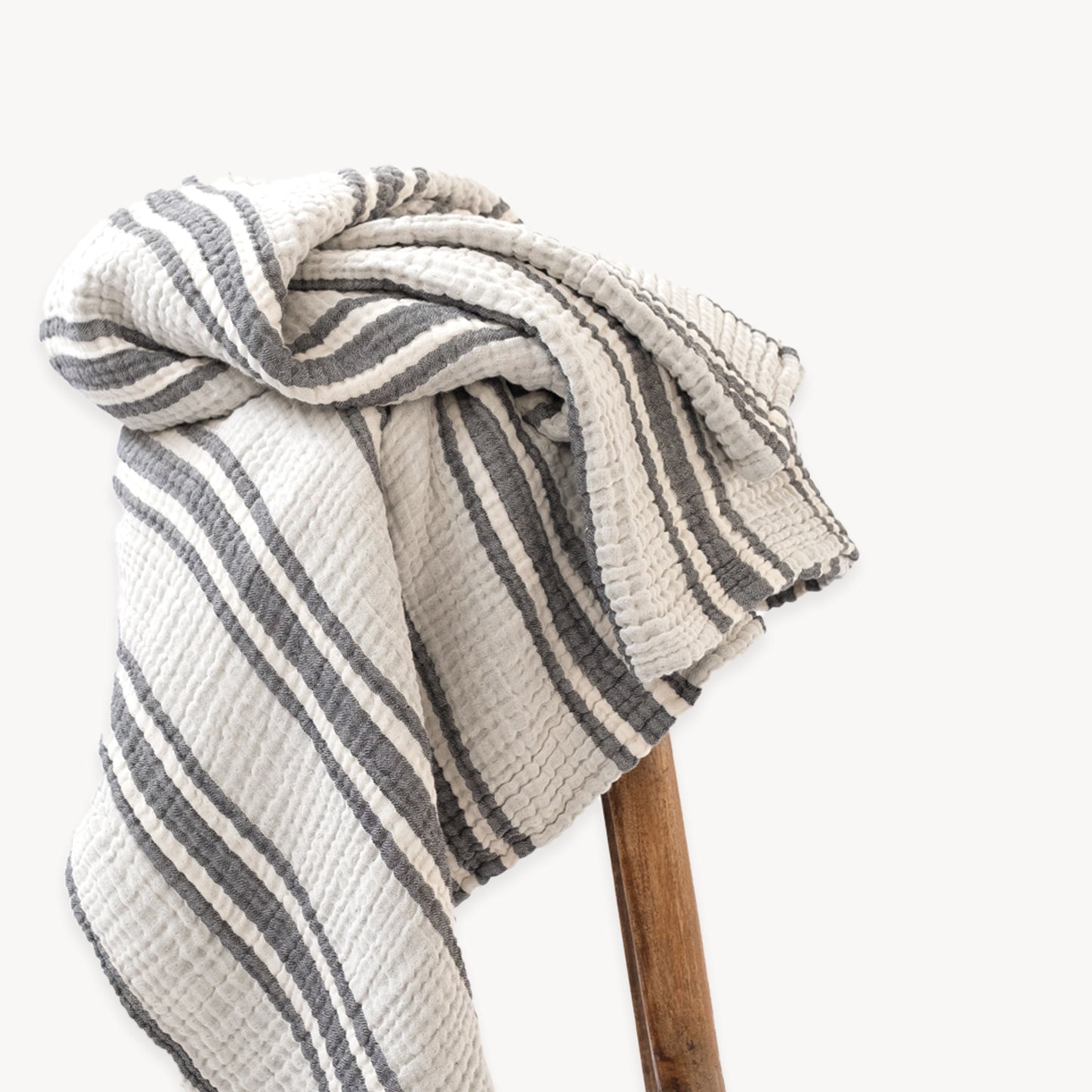 POKOLOKO Crinkle Striped Throw #color_charcoal-stripe