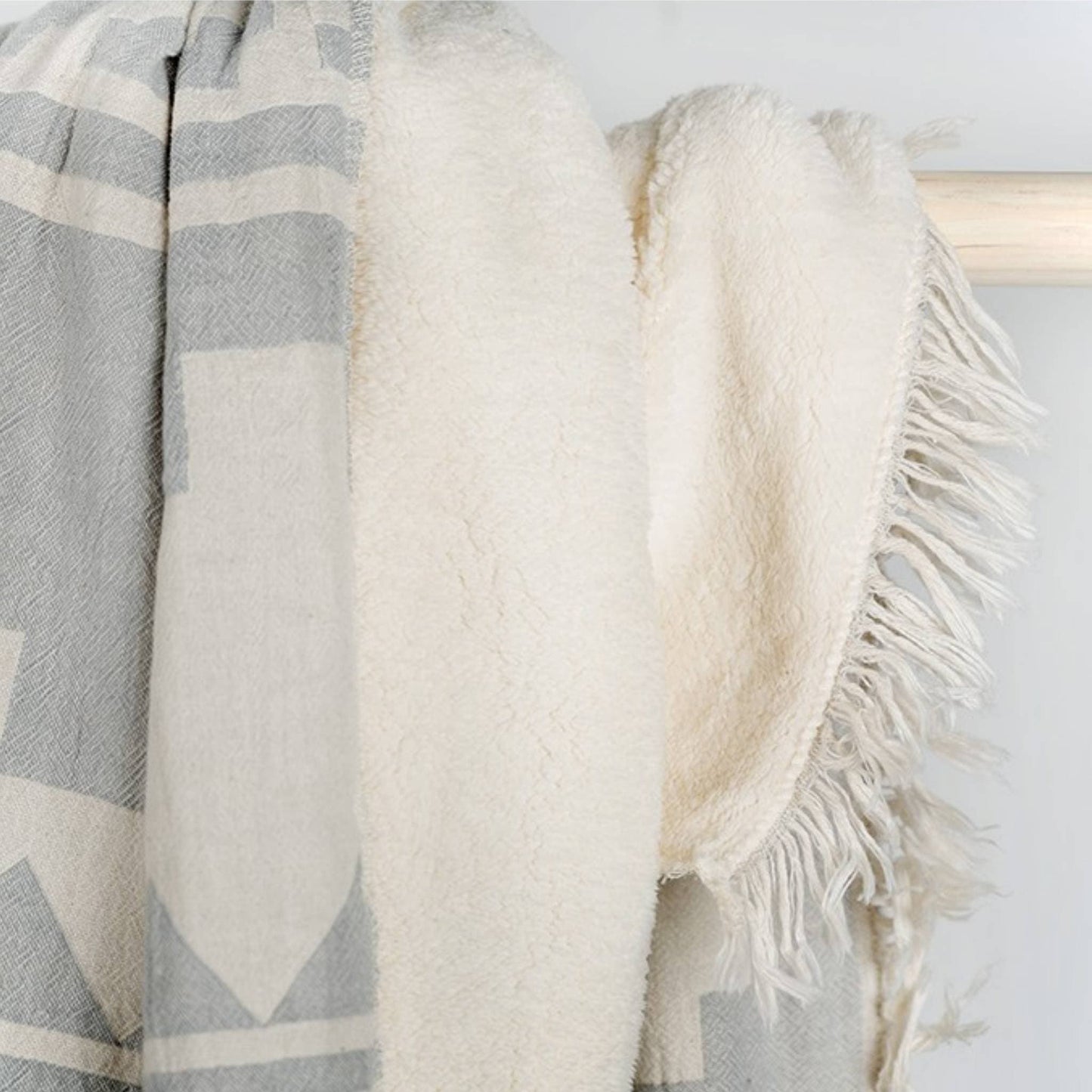 POKOLOKO Atzi Fleece-Lined Throw #color_light-grey-atzi