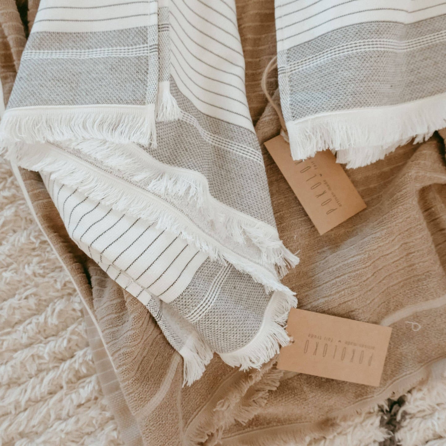 POKOLOKO Leo Terry Hand Towel #color_leo-white