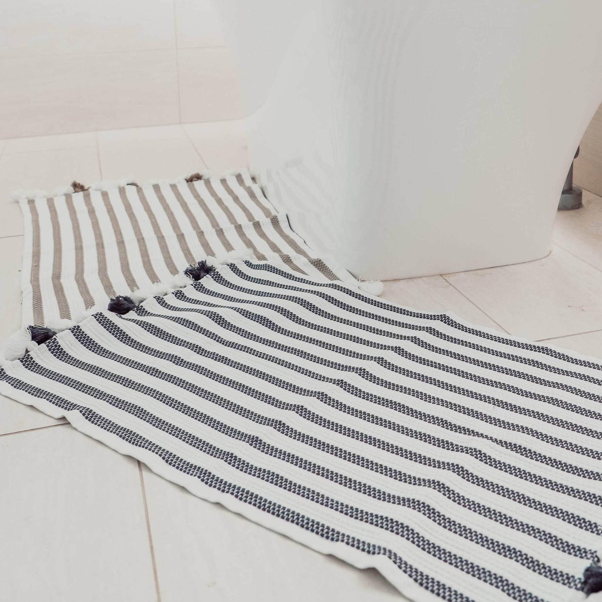 POKOLOKO Striped Bath Mat #color_striped-charcoal