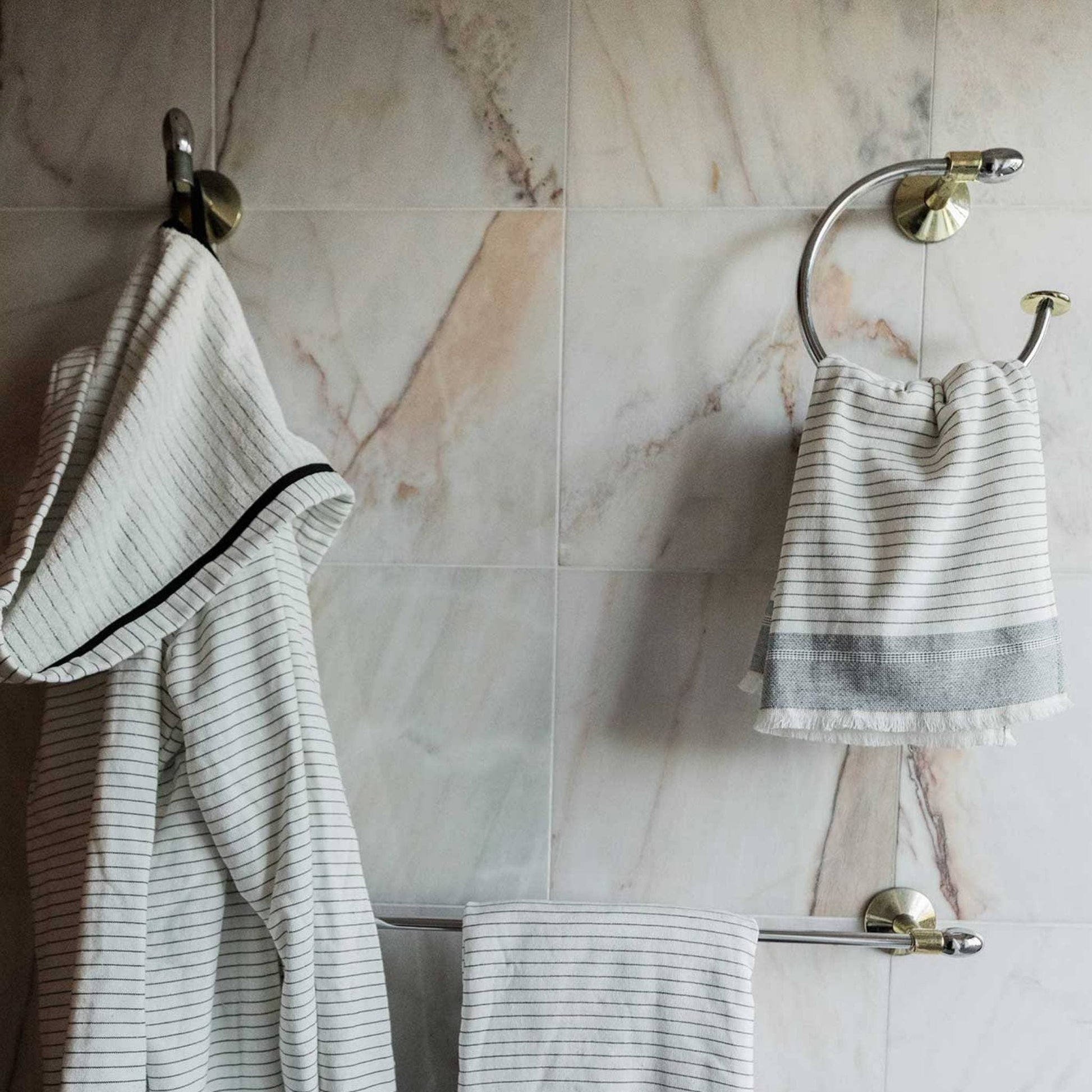POKOLOKO Leo Terry Hand Towel #color_leo-white