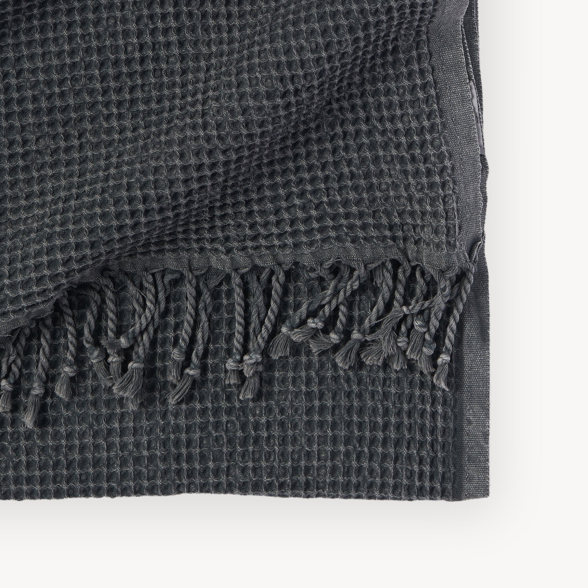 POKOLOKO Stonewashed Waffle Towel #color_stonewashed-coal