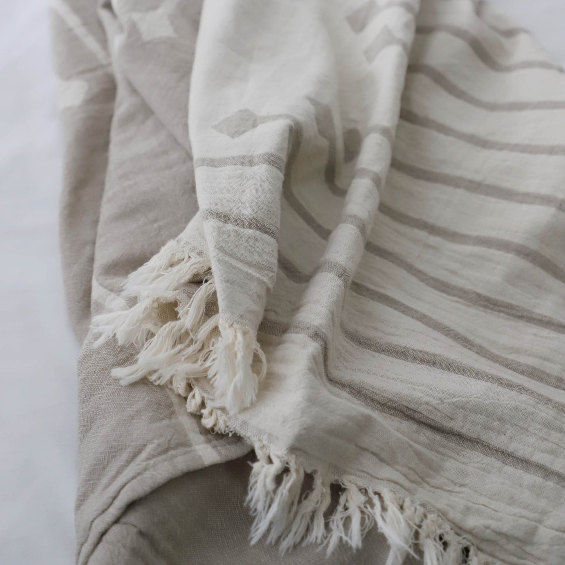 POKOLOKO Arrow XL Towel Throw #color_arrow-beige