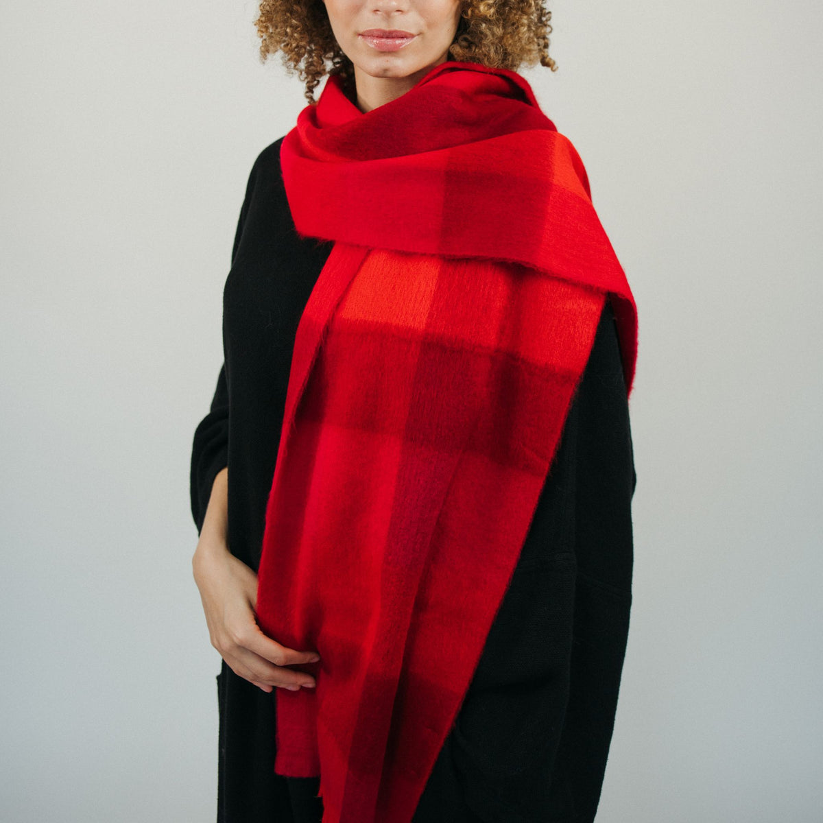 POKOLOKO Alpaca Seamless Check Scarf #color_carmine-check
