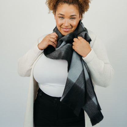 POKOLOKO Alpaca Seamless Check Scarf #color_licorice-check