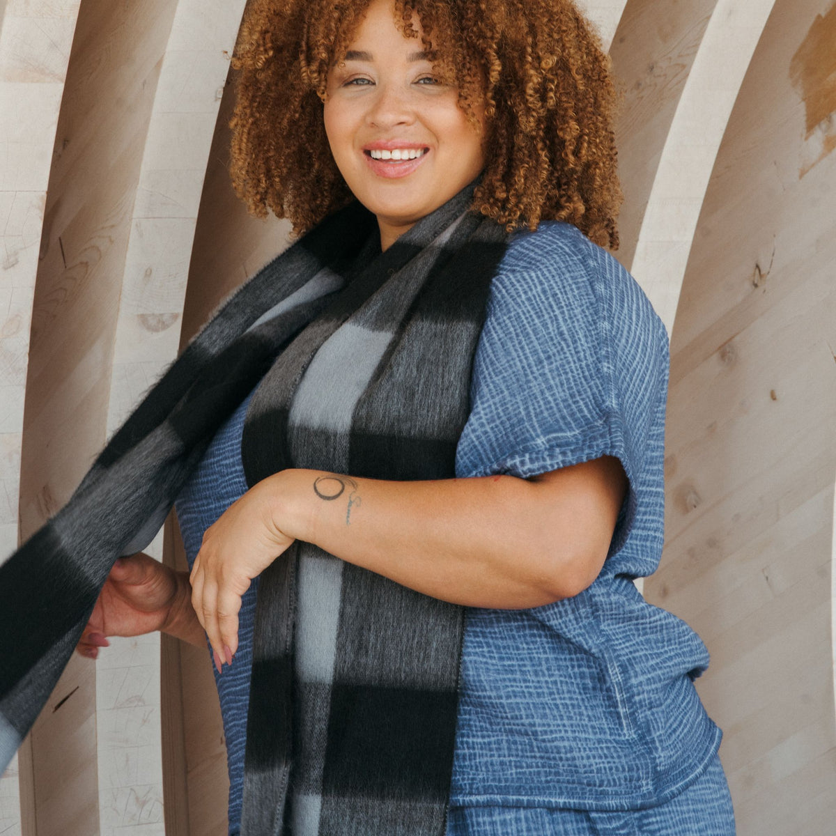 POKOLOKO Alpaca Seamless Check Scarf #color_licorice-check
