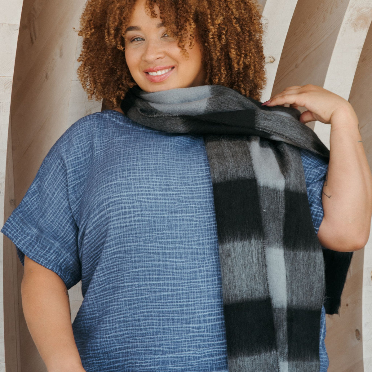 POKOLOKO Alpaca Seamless Check Scarf #color_licorice-check