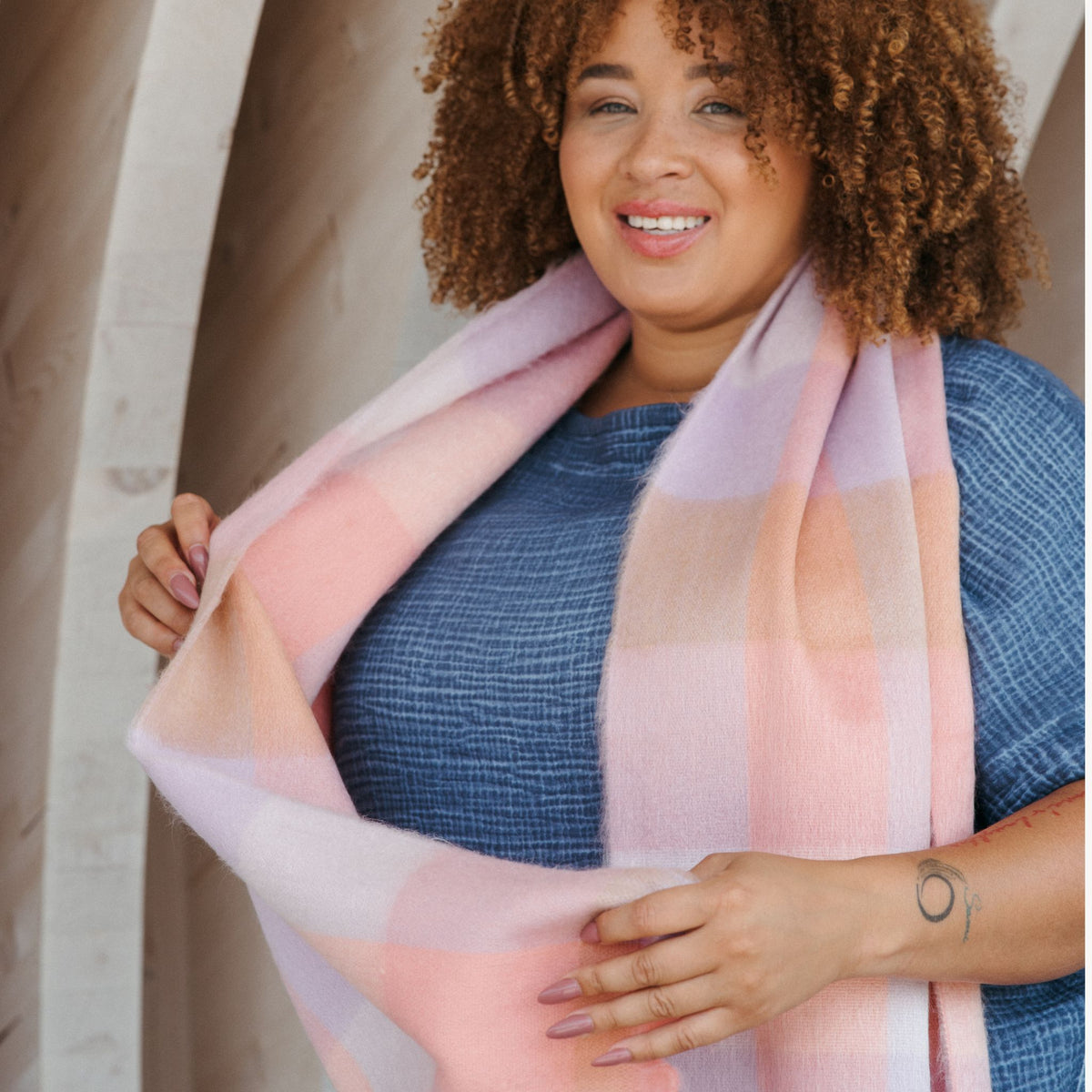 POKOLOKO Alpaca Seamless Check Scarf #color_rose-haze-check