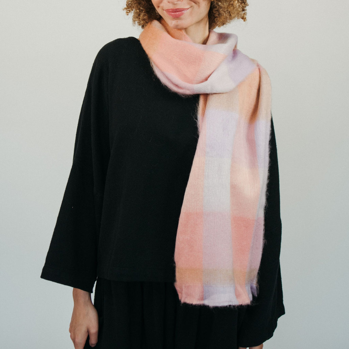 POKOLOKO Alpaca Seamless Check Scarf #color_rose-haze-check