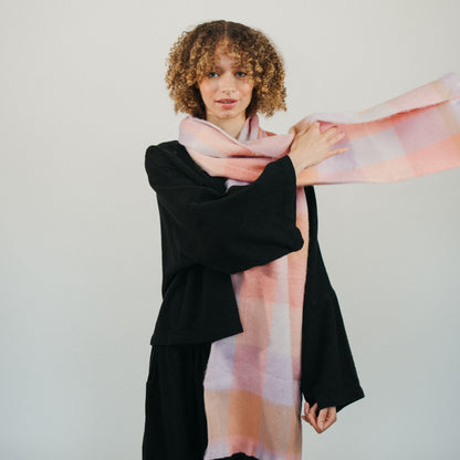 POKOLOKO Alpaca Seamless Check Scarf #color_rose-haze-check