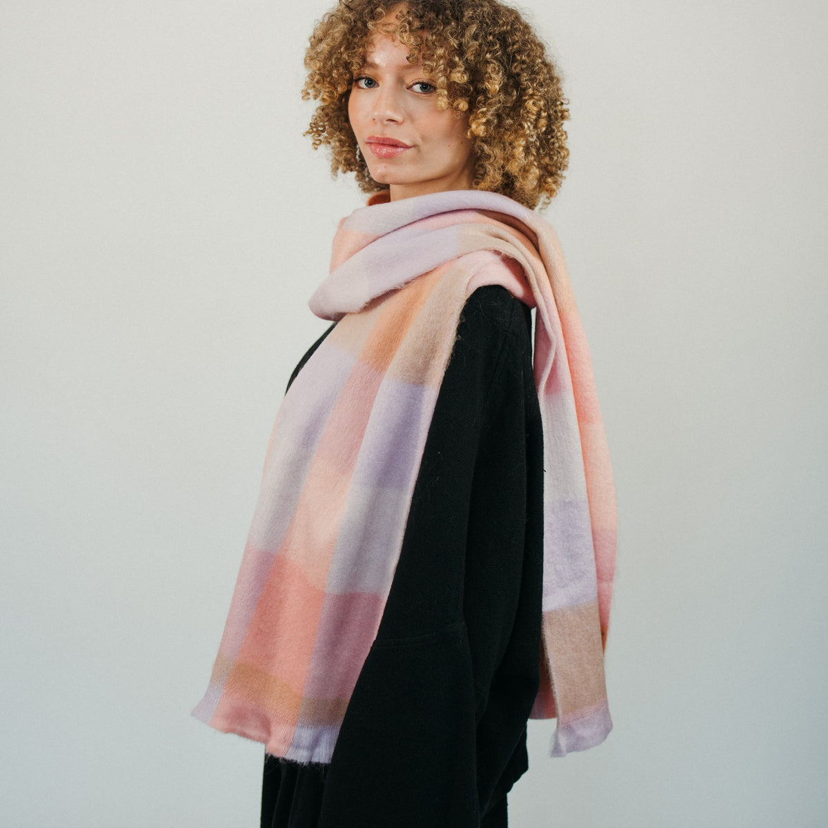 POKOLOKO Alpaca Seamless Check Scarf #color_rose-haze-check