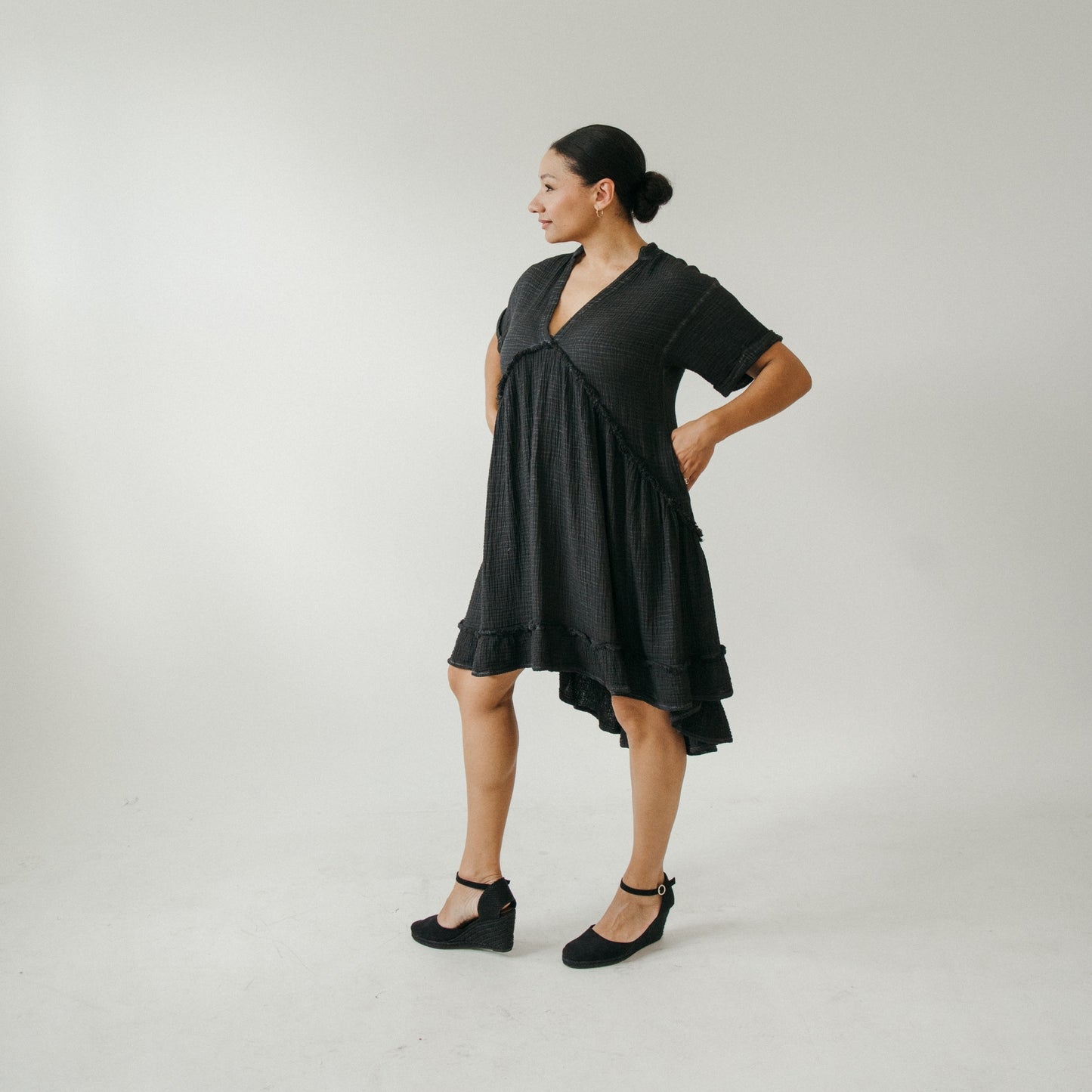 POKOLOKO Crinkle Ruffled V Dress #color_crinkle-black