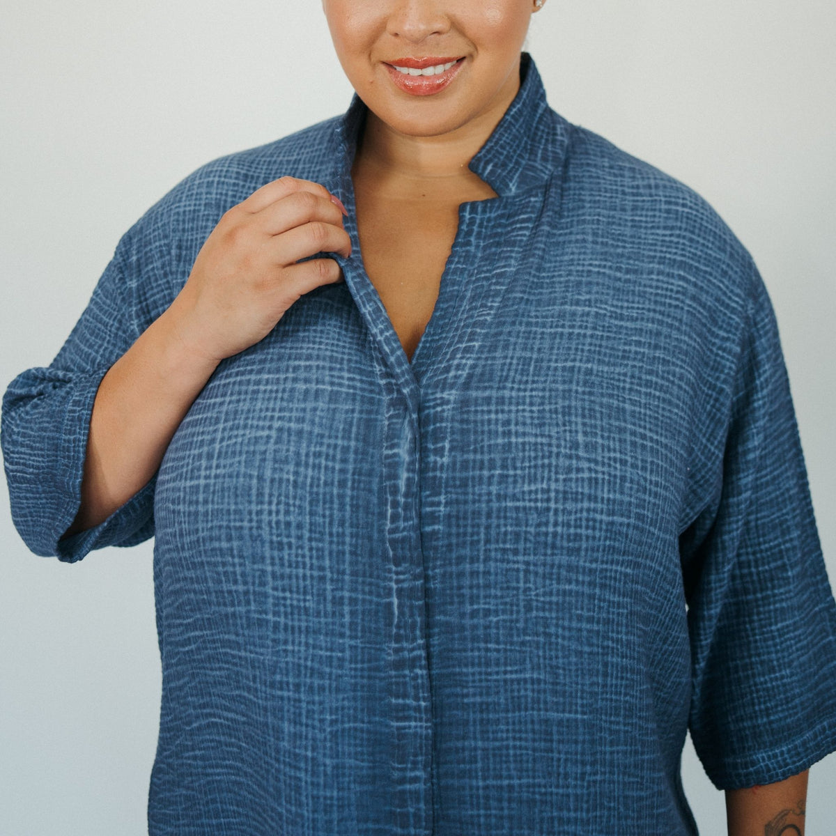 POKOLOKO Crinkle Shirt Dress Plus #color_crinkle-denim