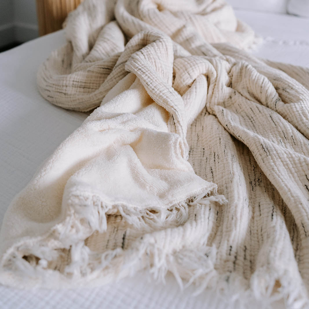 Couverture doublée en polaire froissée esquissée