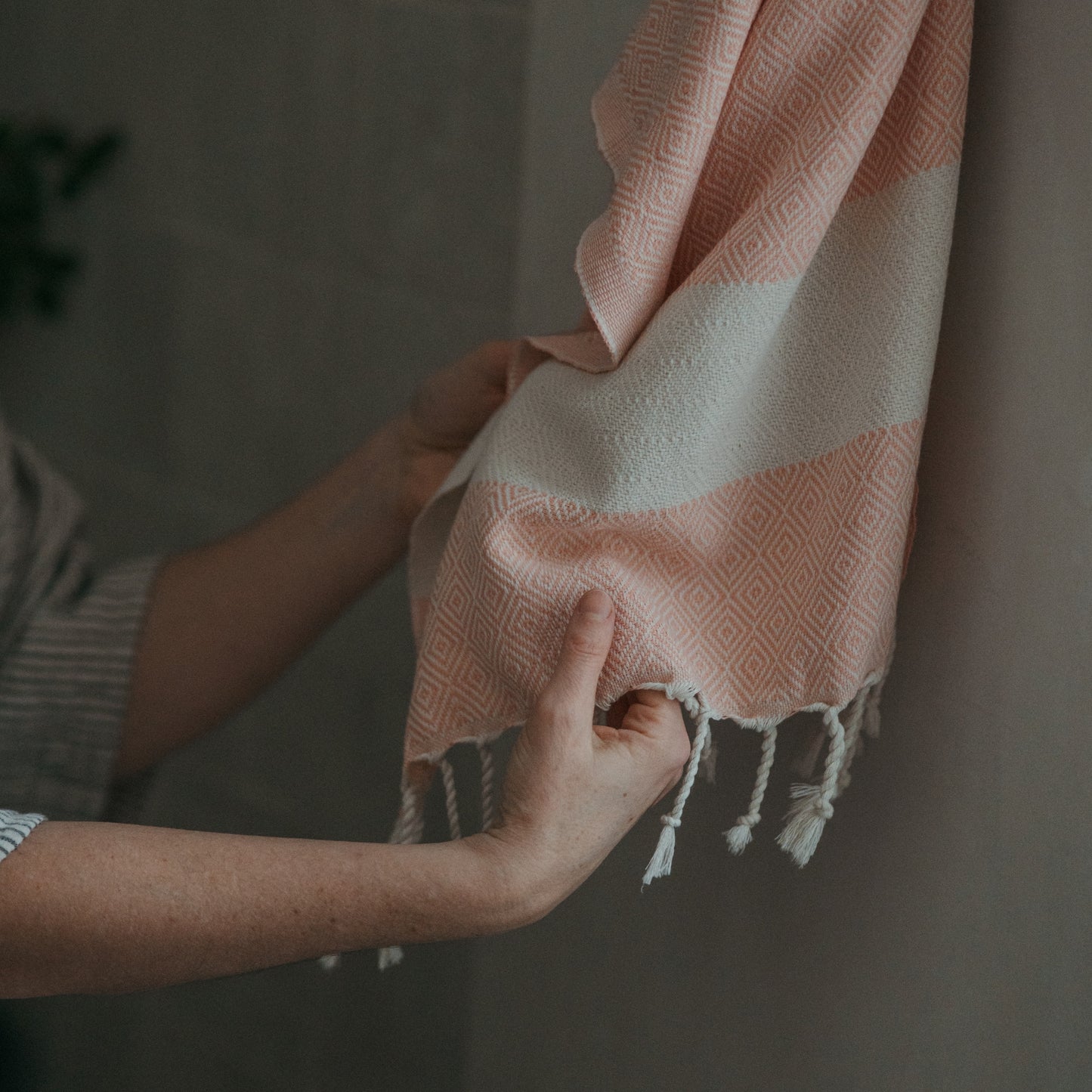 POKOLOKO Diamond Hand Towel #color_grapefruit-diamond