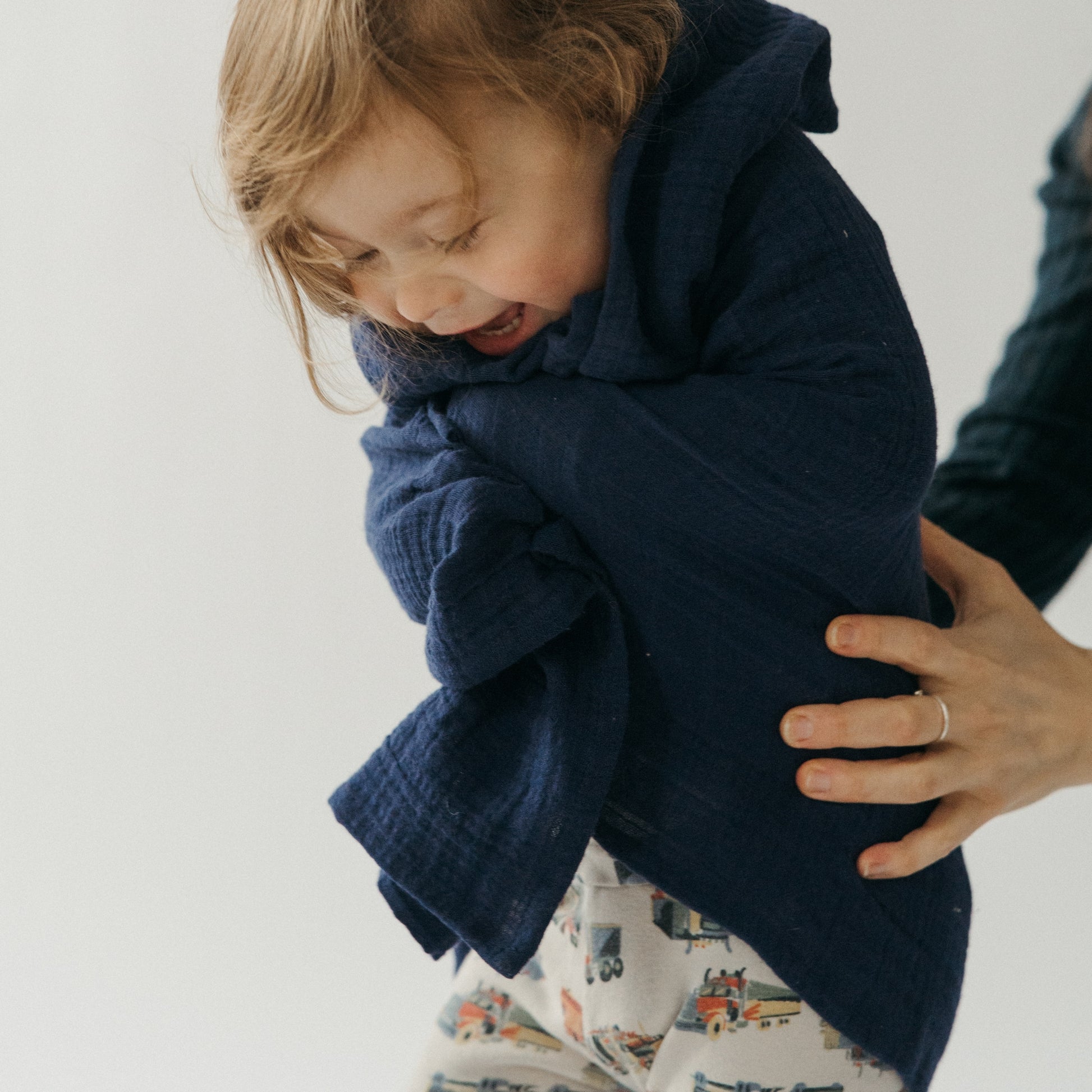 POKOLOKO Solid Muslin Baby Blanket #color_solid-denim