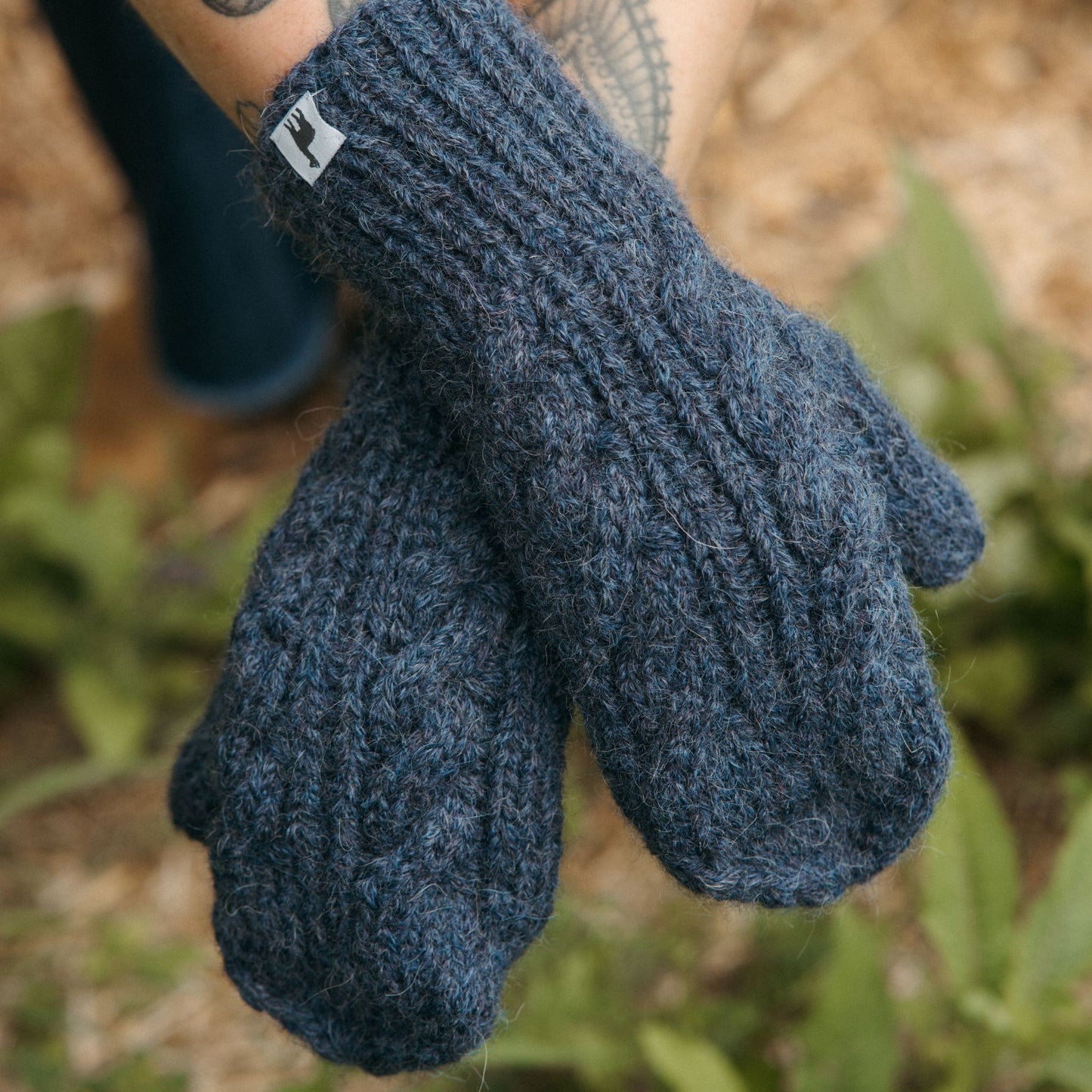 POKOLOKO Hand-Knit Alpaca Mittens #color_navy-hand-knit
