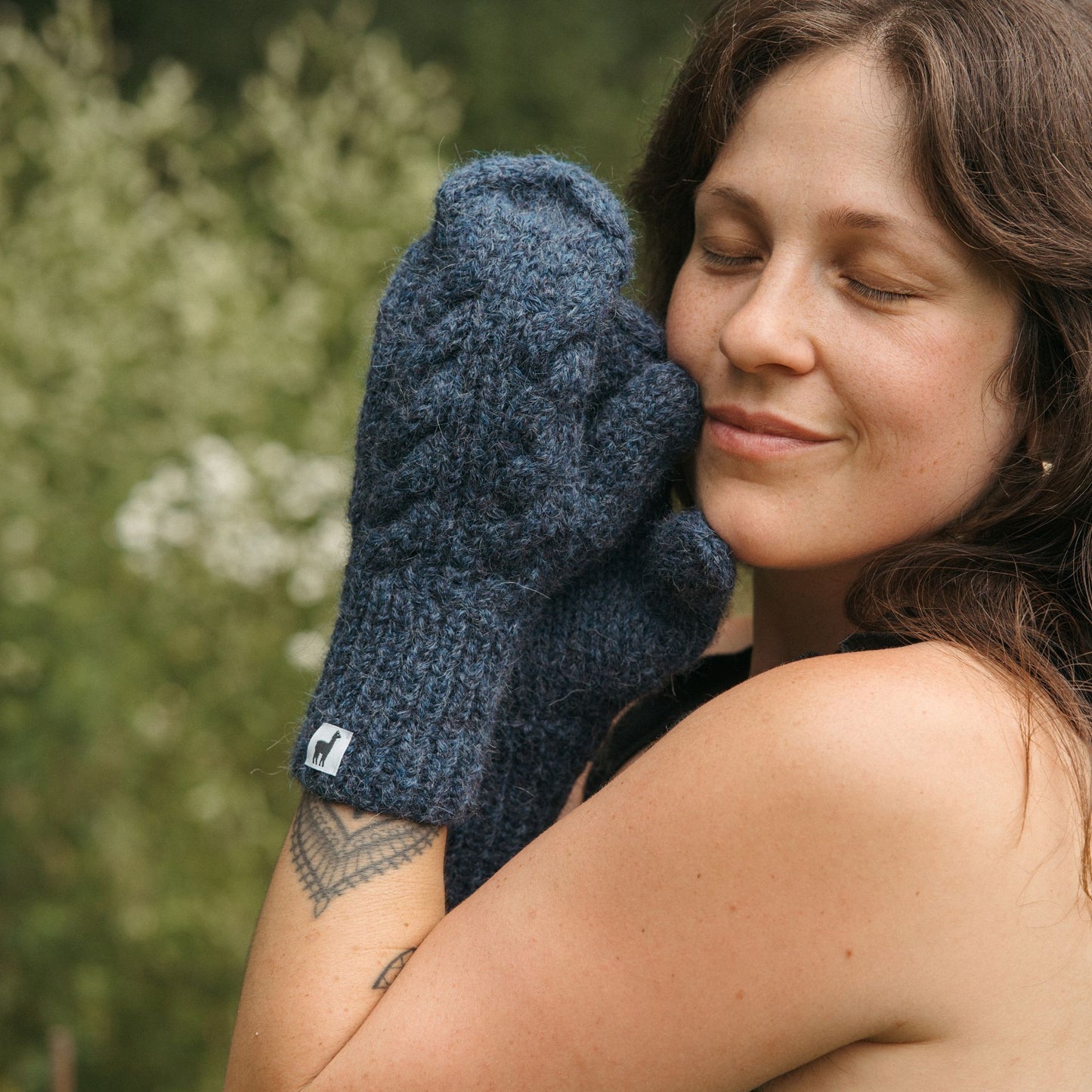 POKOLOKO Hand-Knit Alpaca Mittens #color_navy-hand-knit