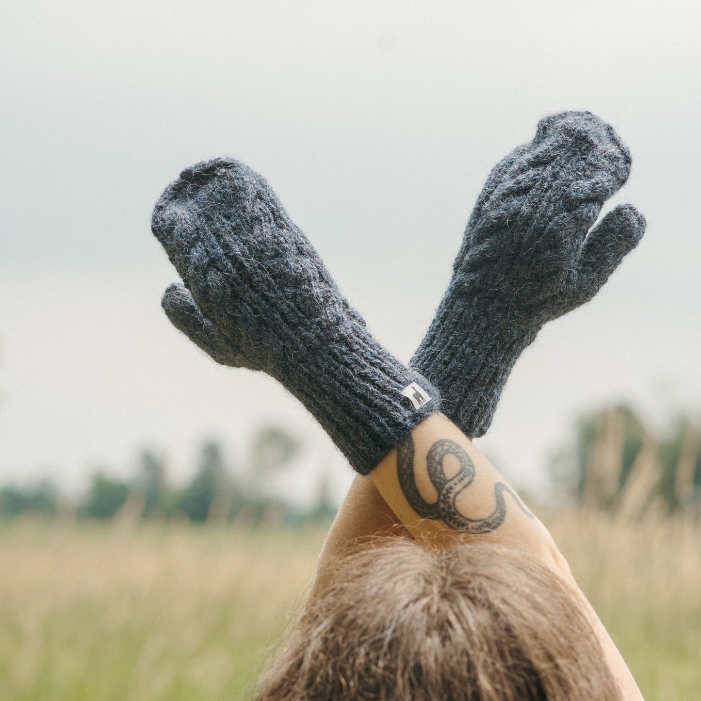 POKOLOKO Hand-Knit Alpaca Mittens #color_navy-hand-knit