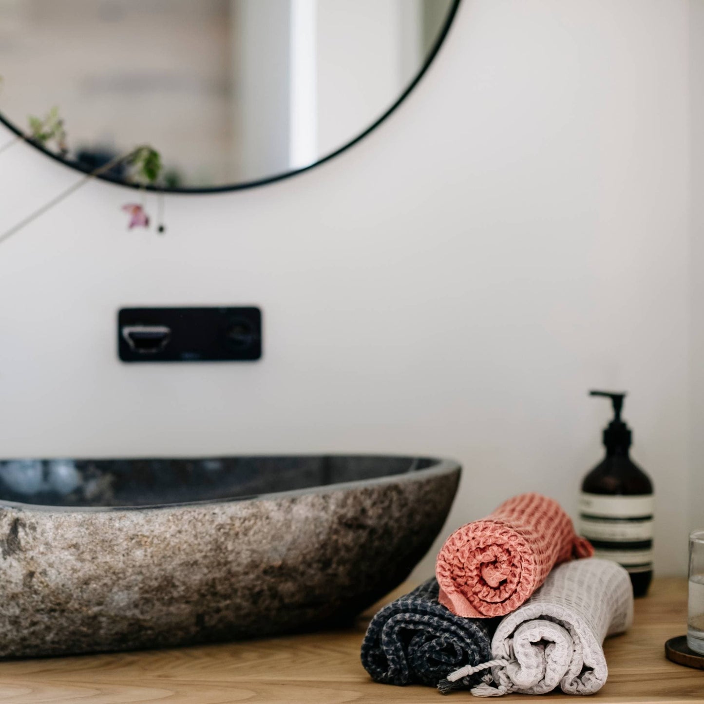 POKOLOKO Stonewashed Waffle Hand Towel #color_stonewashed-coal